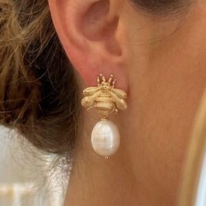 Beautiful Feminine Genuine White Freshwater Pearl Gold Bee Earrings